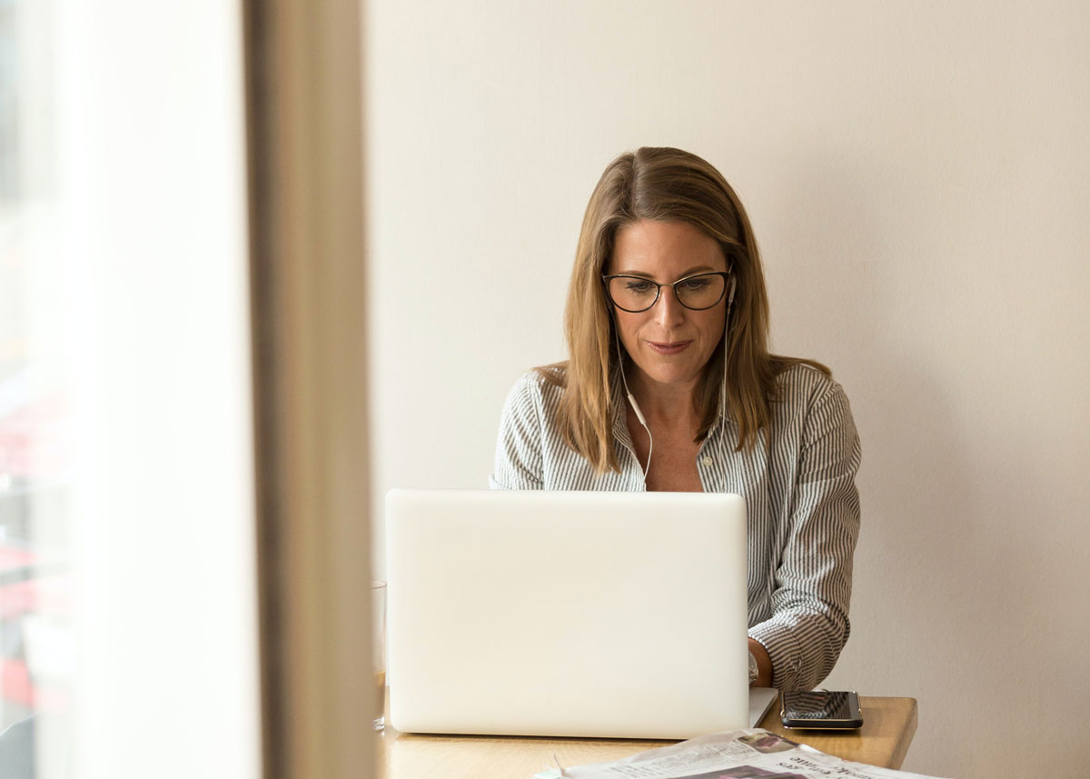 lady-at-desk-laptop